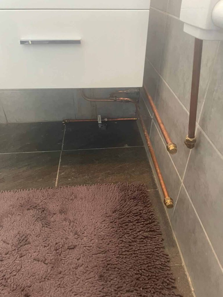 leidingen aanleggen badkamer